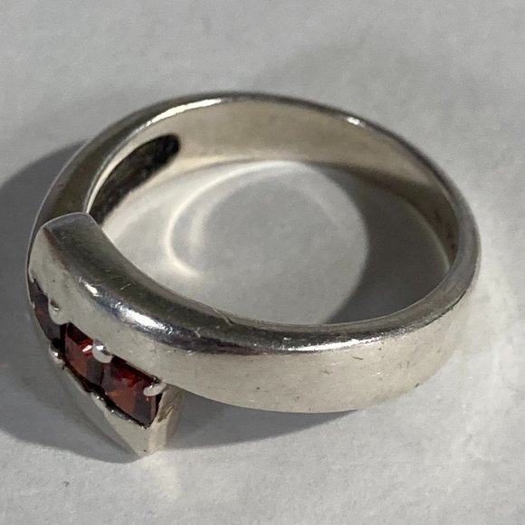 3 red glass gems in sterling silver by pass ring. - Picture 2 of 8